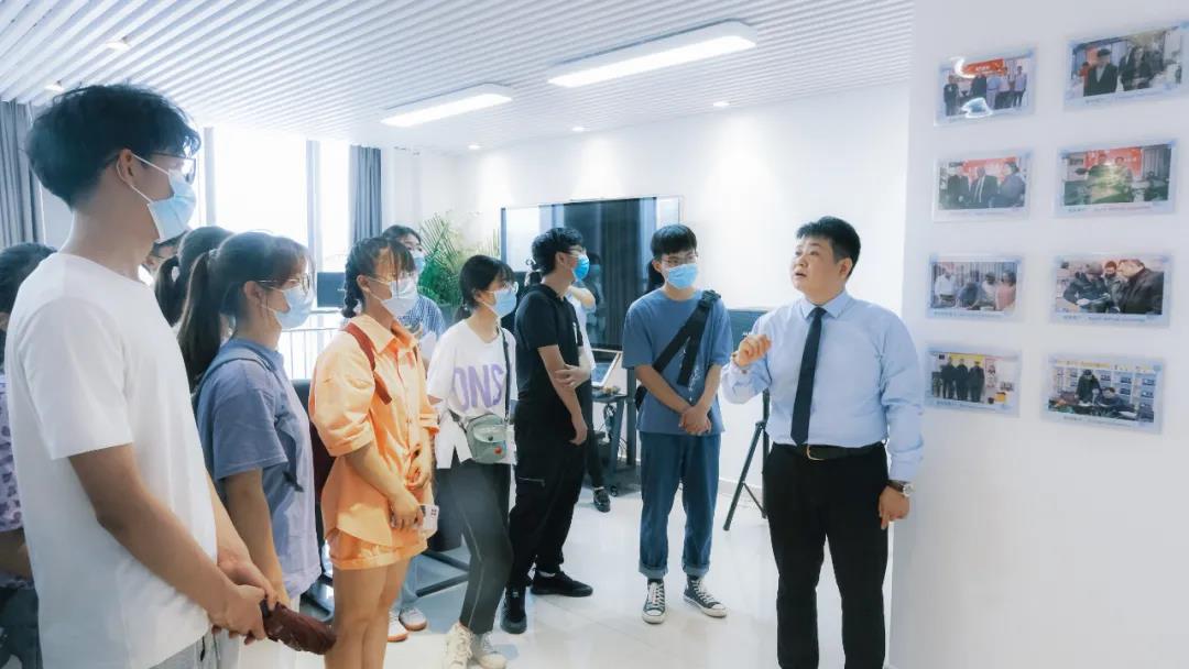 河南財(cái)政金融學(xué)院應(yīng)屆畢業(yè)生走進(jìn)榮盛耐材參觀學(xué)習(xí)